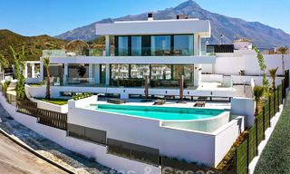 Elegante, nieuwe moderne villa met prachtig panoramisch uitzicht op de kust en de zee te koop, Nueva Andalucia, Marbella 28076 
