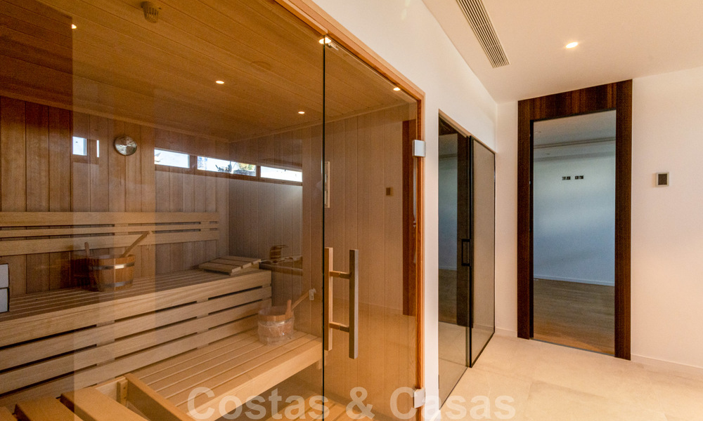Elegante, nieuwe moderne villa met prachtig panoramisch uitzicht op de kust en de zee te koop, Nueva Andalucia, Marbella 28086