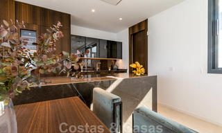 Elegante, nieuwe moderne villa met prachtig panoramisch uitzicht op de kust en de zee te koop, Nueva Andalucia, Marbella 28090 