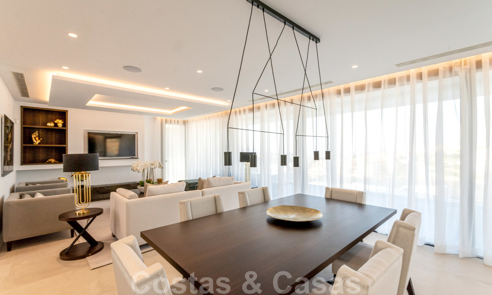 Elegante, nieuwe moderne villa met prachtig panoramisch uitzicht op de kust en de zee te koop, Nueva Andalucia, Marbella 28093