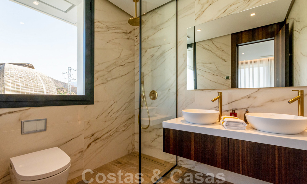 Elegante, nieuwe moderne villa met prachtig panoramisch uitzicht op de kust en de zee te koop, Nueva Andalucia, Marbella 28099