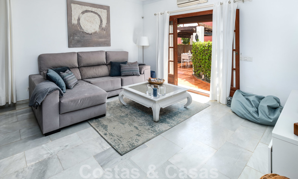 Geherdecoreerd huis te koop in een klein strandcomplex met mooi zwembad in Estepona West, dicht bij de stad 28100
