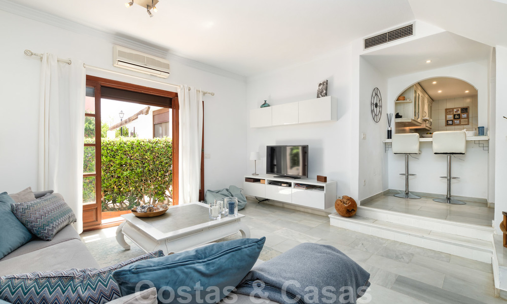 Geherdecoreerd huis te koop in een klein strandcomplex met mooi zwembad in Estepona West, dicht bij de stad 28104