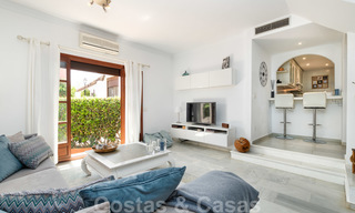 Geherdecoreerd huis te koop in een klein strandcomplex met mooi zwembad in Estepona West, dicht bij de stad 28104 