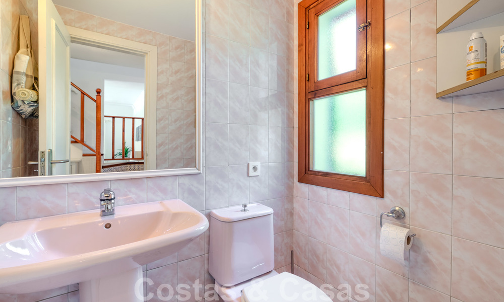 Geherdecoreerd huis te koop in een klein strandcomplex met mooi zwembad in Estepona West, dicht bij de stad 28108