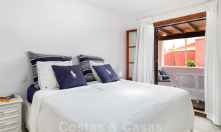 Geherdecoreerd huis te koop in een klein strandcomplex met mooi zwembad in Estepona West, dicht bij de stad 28114 
