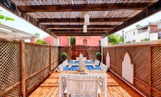 Geherdecoreerd huis te koop in een klein strandcomplex met mooi zwembad in Estepona West, dicht bij de stad 28118 
