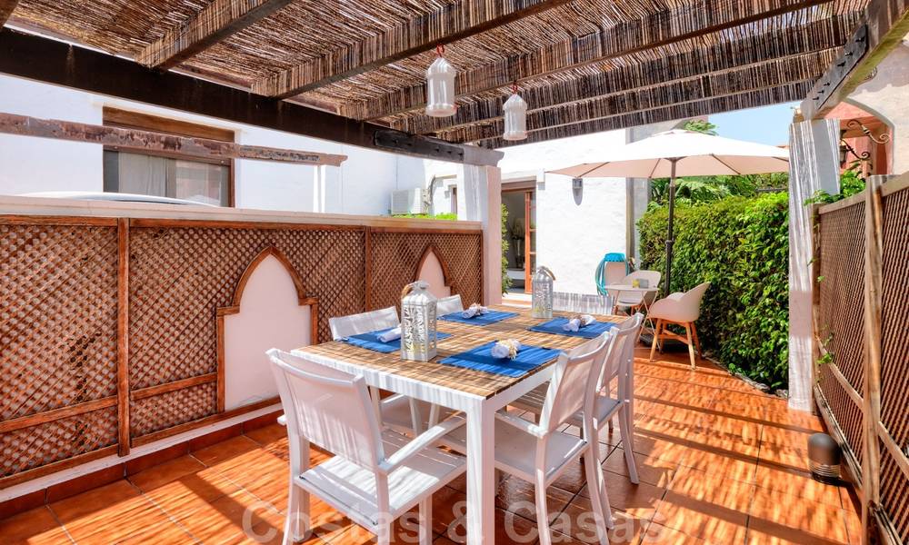 Geherdecoreerd huis te koop in een klein strandcomplex met mooi zwembad in Estepona West, dicht bij de stad 28119