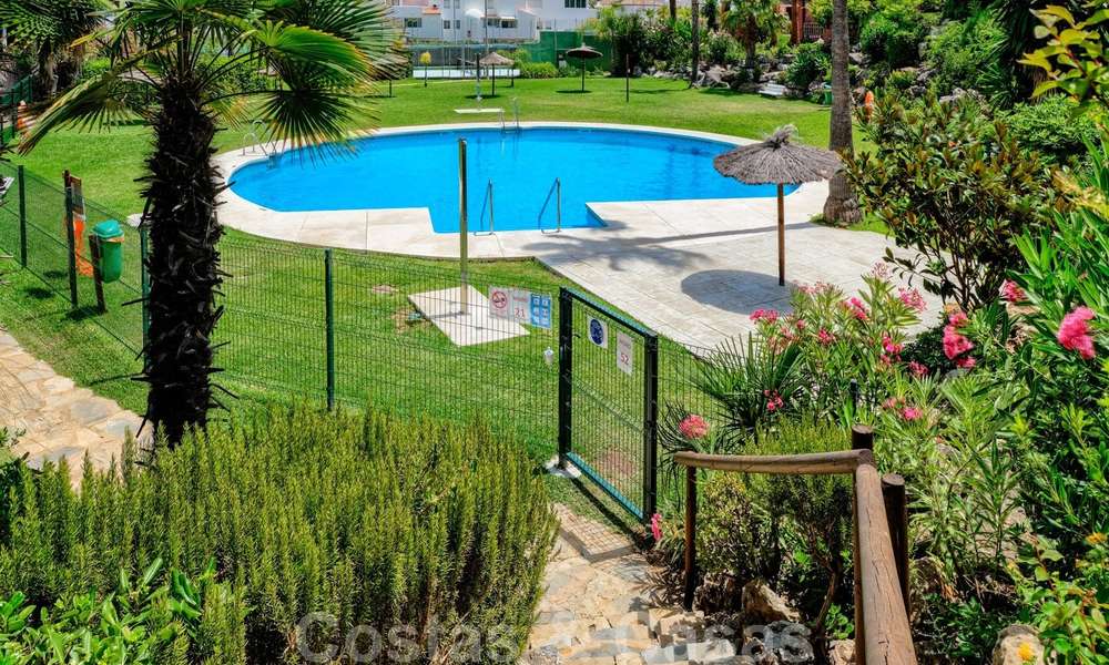 Geherdecoreerd huis te koop in een klein strandcomplex met mooi zwembad in Estepona West, dicht bij de stad 28121