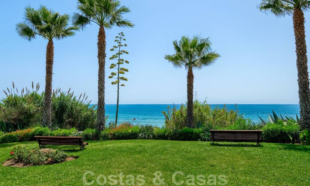Geherdecoreerd huis te koop in een klein strandcomplex met mooi zwembad in Estepona West, dicht bij de stad 28123
