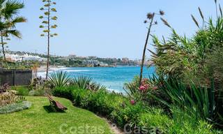 Geherdecoreerd huis te koop in een klein strandcomplex met mooi zwembad in Estepona West, dicht bij de stad 28124 