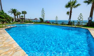 Geherdecoreerd huis te koop in een klein strandcomplex met mooi zwembad in Estepona West, dicht bij de stad 28126 