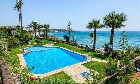 Geherdecoreerd huis te koop in een klein strandcomplex met mooi zwembad in Estepona West, dicht bij de stad 28127
