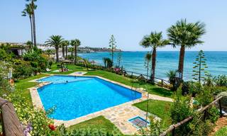 Geherdecoreerd huis te koop in een klein strandcomplex met mooi zwembad in Estepona West, dicht bij de stad 28127 