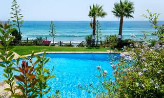 Geherdecoreerd huis te koop in een klein strandcomplex met mooi zwembad in Estepona West, dicht bij de stad 28128 