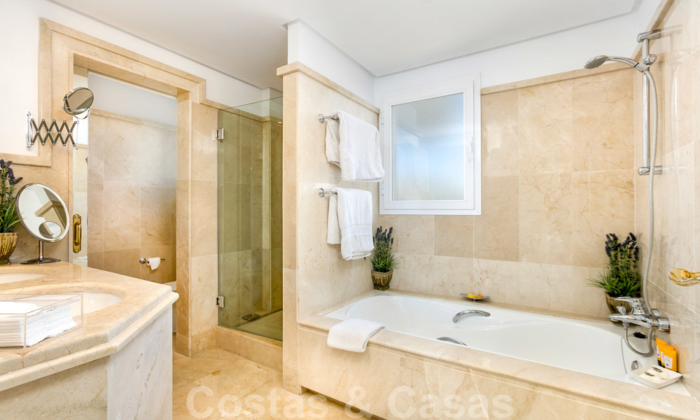 Gerenoveerd eerstelijnstrand huis te koop in Costalita, New Golden Mile, Marbella – Estepona, met prachtig panoramisch zeezicht 28418