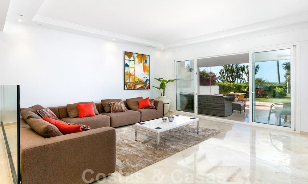 Gerenoveerd eerstelijnstrand huis te koop in Costalita, New Golden Mile, Marbella – Estepona, met prachtig panoramisch zeezicht 28420