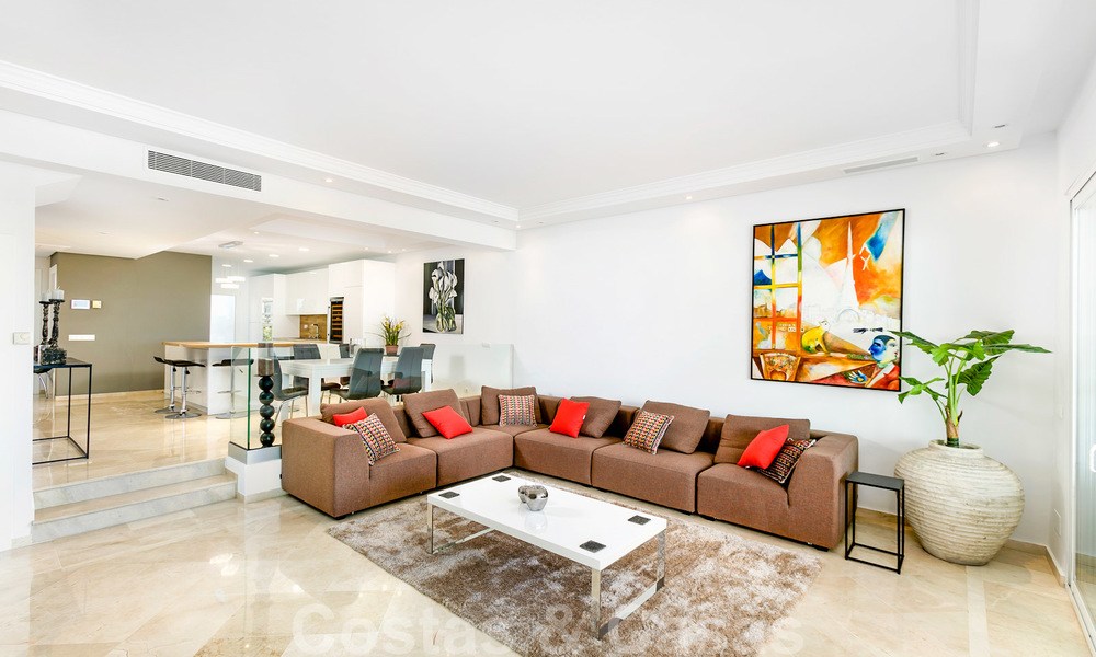 Gerenoveerd eerstelijnstrand huis te koop in Costalita, New Golden Mile, Marbella – Estepona, met prachtig panoramisch zeezicht 28421