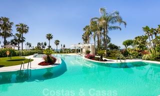 Gerenoveerd eerstelijnstrand huis te koop in Costalita, New Golden Mile, Marbella – Estepona, met prachtig panoramisch zeezicht 28422 