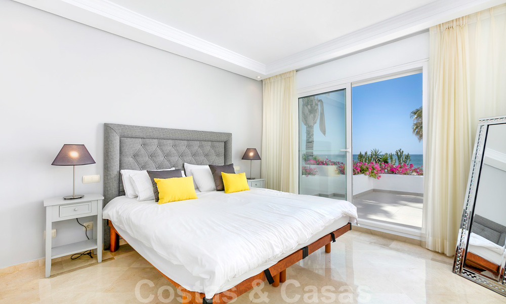 Gerenoveerd eerstelijnstrand huis te koop in Costalita, New Golden Mile, Marbella – Estepona, met prachtig panoramisch zeezicht 28424