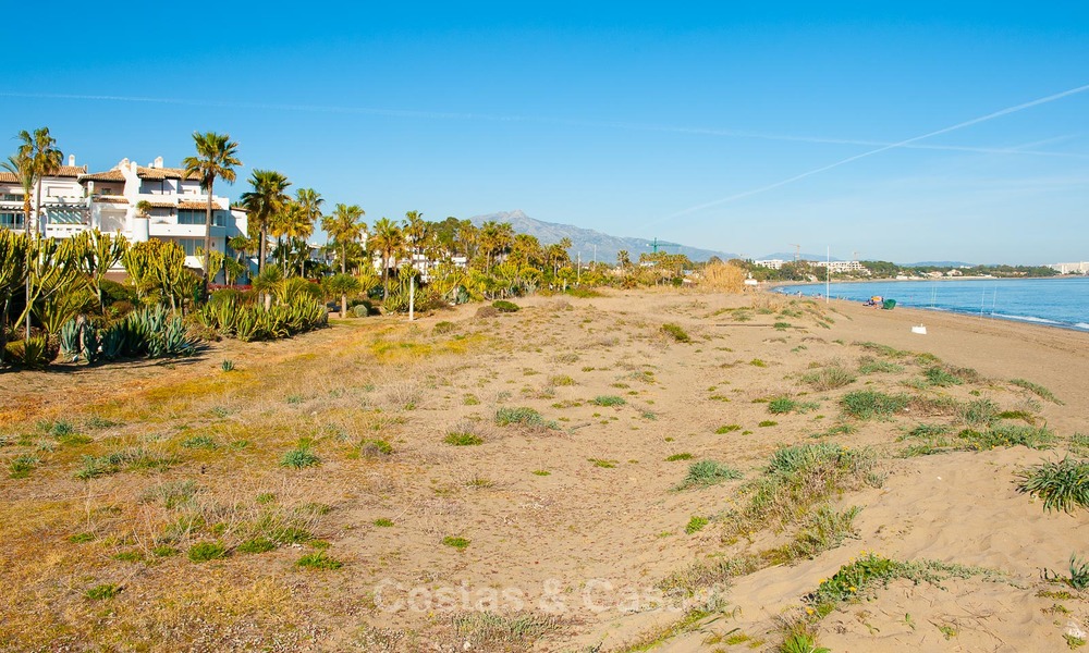 Gerenoveerd eerstelijnstrand huis te koop in Costalita, New Golden Mile, Marbella – Estepona, met prachtig panoramisch zeezicht 28426