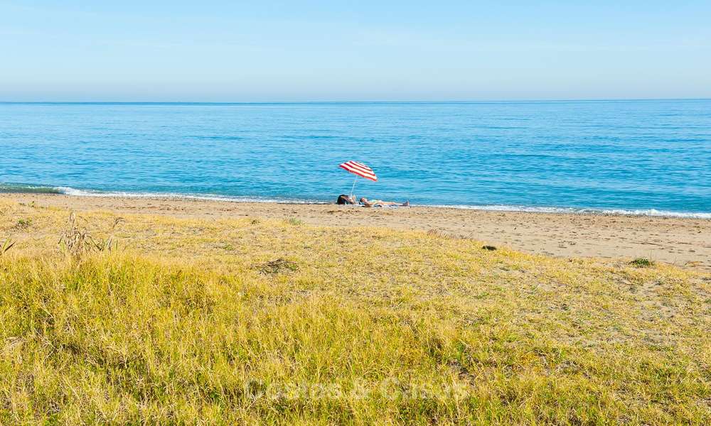 Gerenoveerd eerstelijnstrand huis te koop in Costalita, New Golden Mile, Marbella – Estepona, met prachtig panoramisch zeezicht 28428