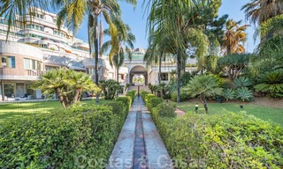 Gerenoveerd appartement te koop in het iconische eerstelijnsstrand complex Gray D’Albion in Puerto Banus, Marbella 28337 