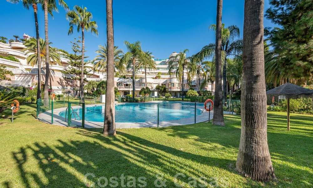 Gerenoveerd appartement te koop in het iconische eerstelijnsstrand complex Gray D’Albion in Puerto Banus, Marbella 28340