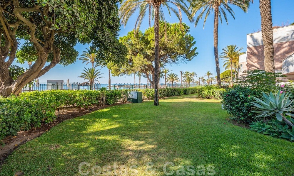 Gerenoveerd appartement te koop in het iconische eerstelijnsstrand complex Gray D’Albion in Puerto Banus, Marbella 28341