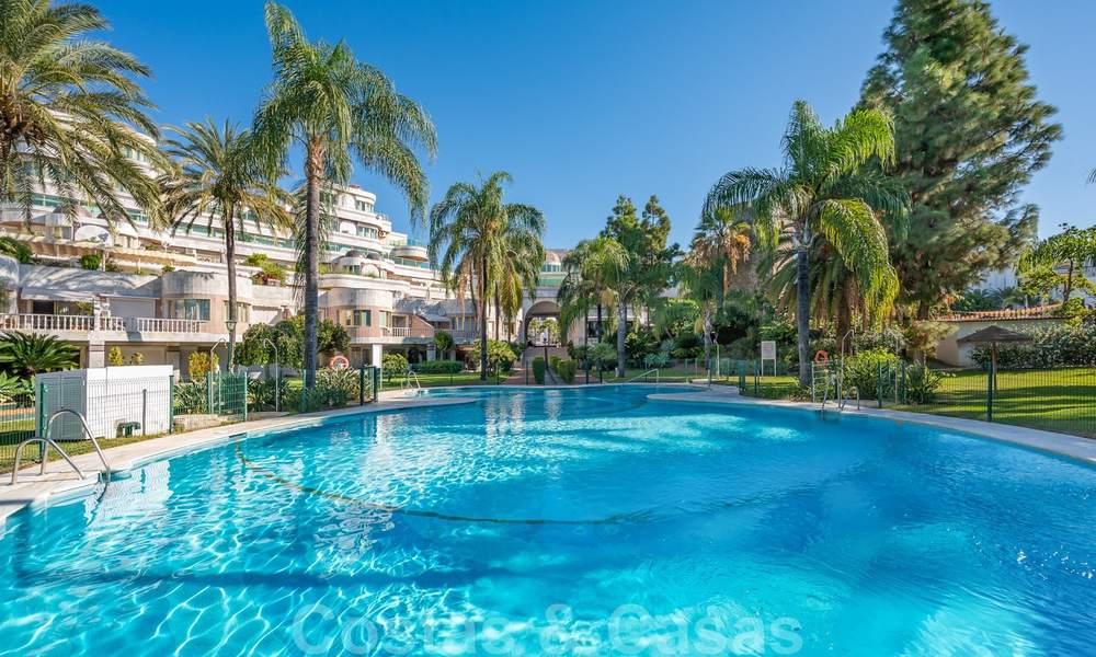 Gerenoveerd appartement te koop in het iconische eerstelijnsstrand complex Gray D’Albion in Puerto Banus, Marbella 28342