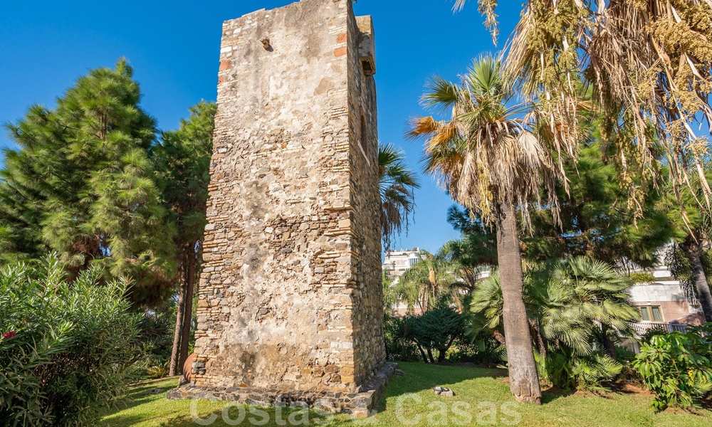 Gerenoveerd appartement te koop in het iconische eerstelijnsstrand complex Gray D’Albion in Puerto Banus, Marbella 28343