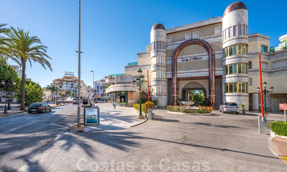 Gerenoveerd appartement te koop in het iconische eerstelijnsstrand complex Gray D’Albion in Puerto Banus, Marbella 28344