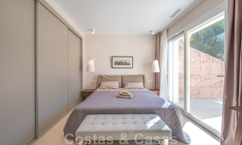 Gerenoveerd appartement te koop in het iconische eerstelijnsstrand complex Gray D’Albion in Puerto Banus, Marbella 28345