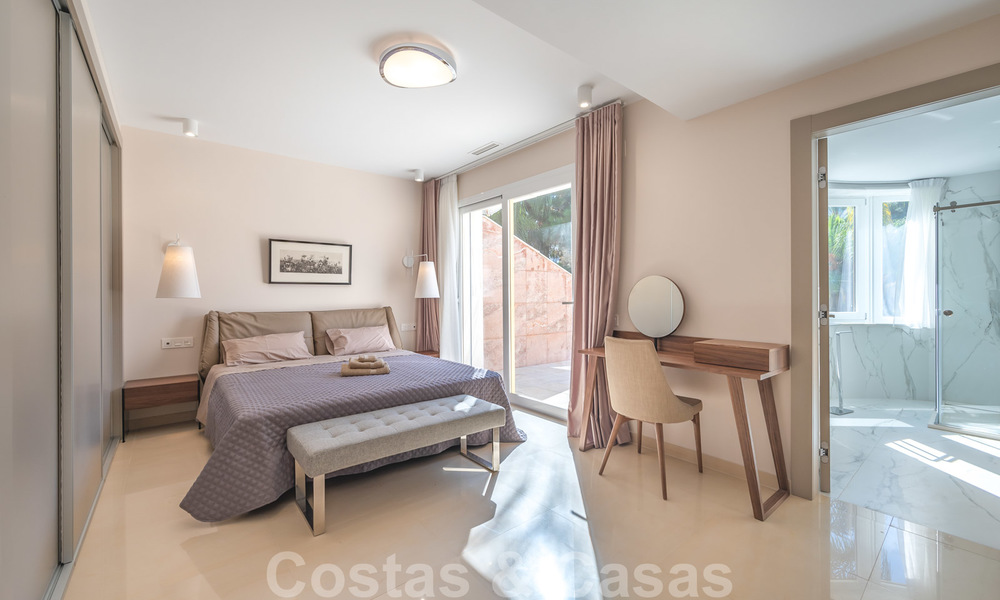 Gerenoveerd appartement te koop in het iconische eerstelijnsstrand complex Gray D’Albion in Puerto Banus, Marbella 28346