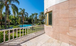 Gerenoveerd appartement te koop in het iconische eerstelijnsstrand complex Gray D’Albion in Puerto Banus, Marbella 28349 
