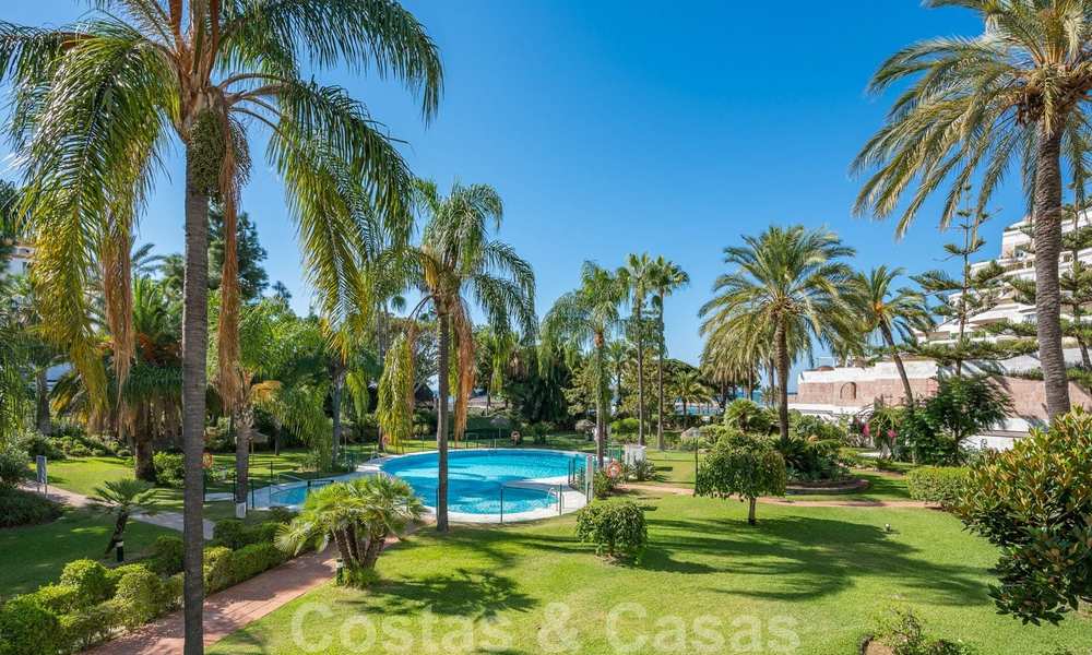 Gerenoveerd appartement te koop in het iconische eerstelijnsstrand complex Gray D’Albion in Puerto Banus, Marbella 28350