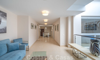 Gerenoveerd appartement te koop in het iconische eerstelijnsstrand complex Gray D’Albion in Puerto Banus, Marbella 28352 