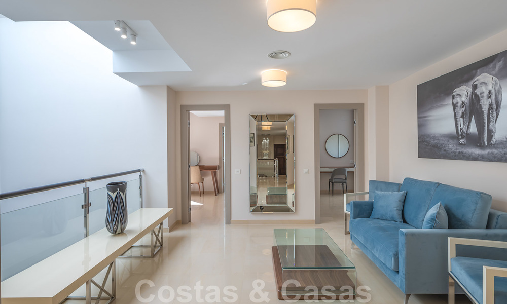 Gerenoveerd appartement te koop in het iconische eerstelijnsstrand complex Gray D’Albion in Puerto Banus, Marbella 28353