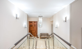 Gerenoveerd appartement te koop in het iconische eerstelijnsstrand complex Gray D’Albion in Puerto Banus, Marbella 28356 