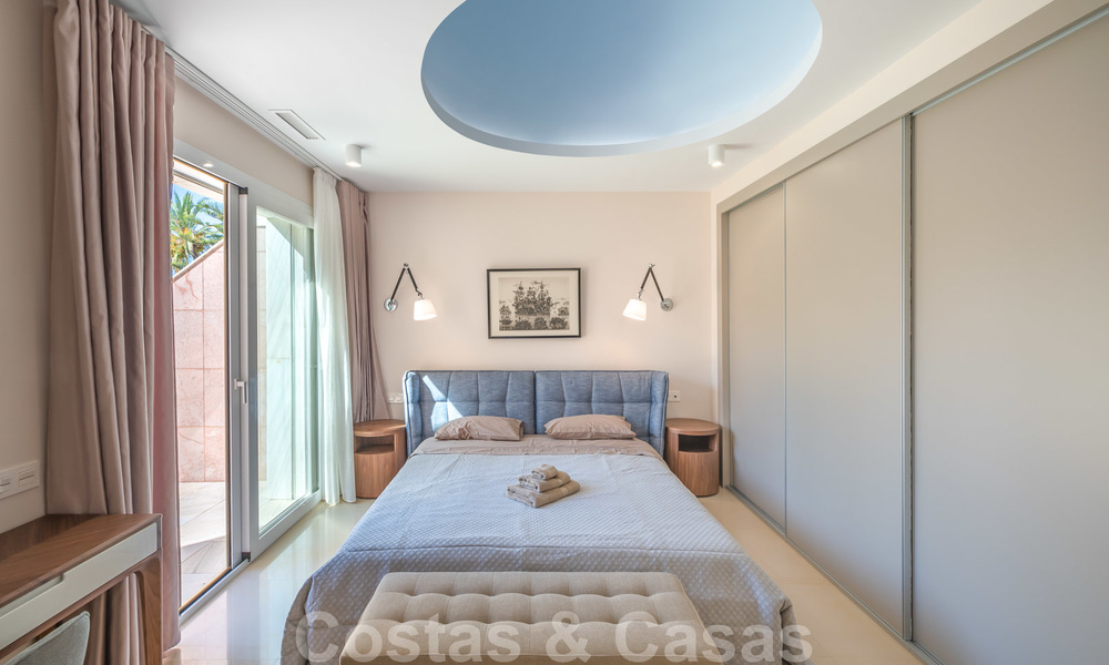 Gerenoveerd appartement te koop in het iconische eerstelijnsstrand complex Gray D’Albion in Puerto Banus, Marbella 28357