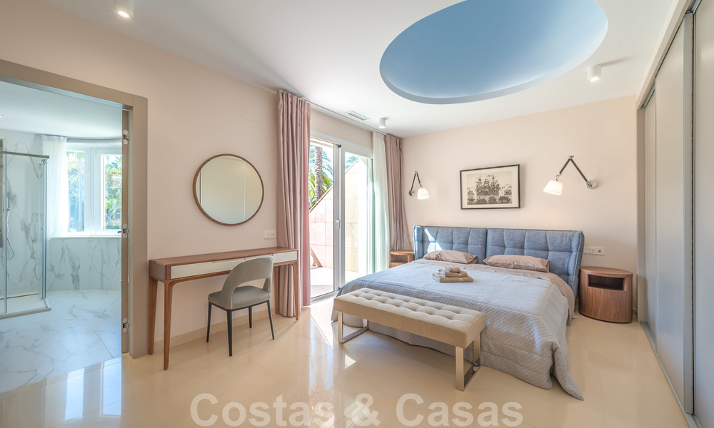 Gerenoveerd appartement te koop in het iconische eerstelijnsstrand complex Gray D’Albion in Puerto Banus, Marbella 28358