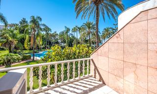 Gerenoveerd appartement te koop in het iconische eerstelijnsstrand complex Gray D’Albion in Puerto Banus, Marbella 28359 