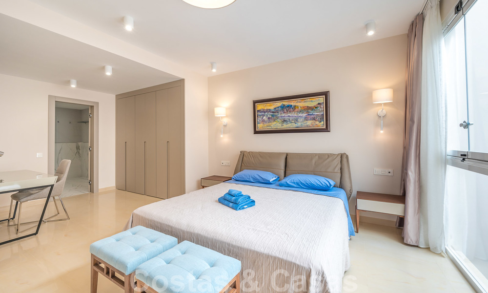 Gerenoveerd appartement te koop in het iconische eerstelijnsstrand complex Gray D’Albion in Puerto Banus, Marbella 28363
