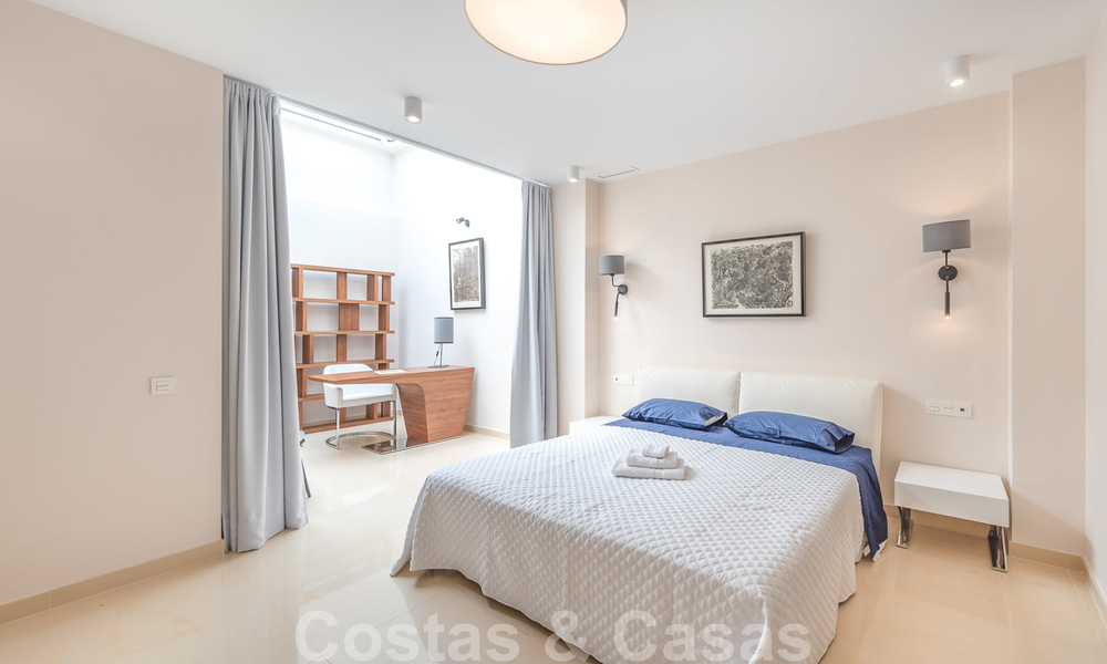 Gerenoveerd appartement te koop in het iconische eerstelijnsstrand complex Gray D’Albion in Puerto Banus, Marbella 28369