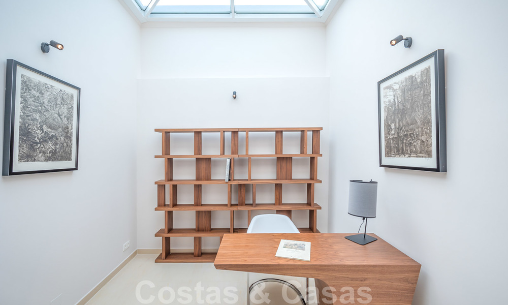 Gerenoveerd appartement te koop in het iconische eerstelijnsstrand complex Gray D’Albion in Puerto Banus, Marbella 28371