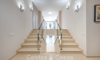 Gerenoveerd appartement te koop in het iconische eerstelijnsstrand complex Gray D’Albion in Puerto Banus, Marbella 28373 