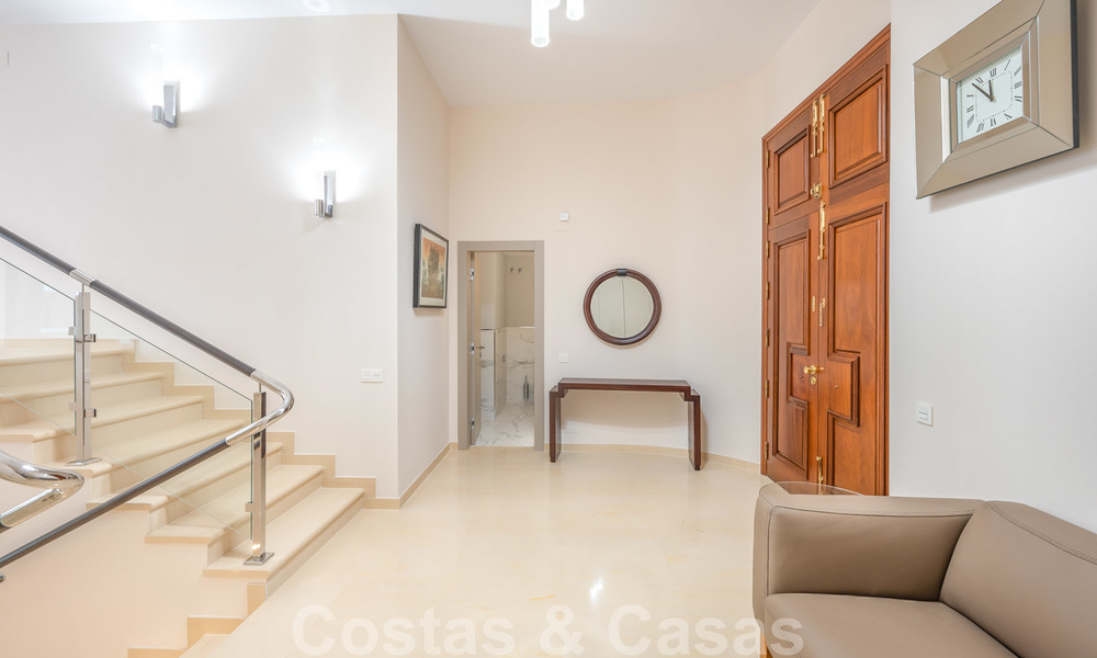 Gerenoveerd appartement te koop in het iconische eerstelijnsstrand complex Gray D’Albion in Puerto Banus, Marbella 28374