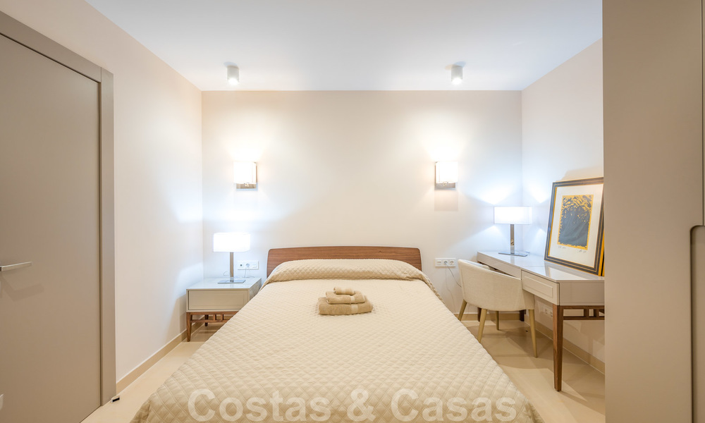 Gerenoveerd appartement te koop in het iconische eerstelijnsstrand complex Gray D’Albion in Puerto Banus, Marbella 28375