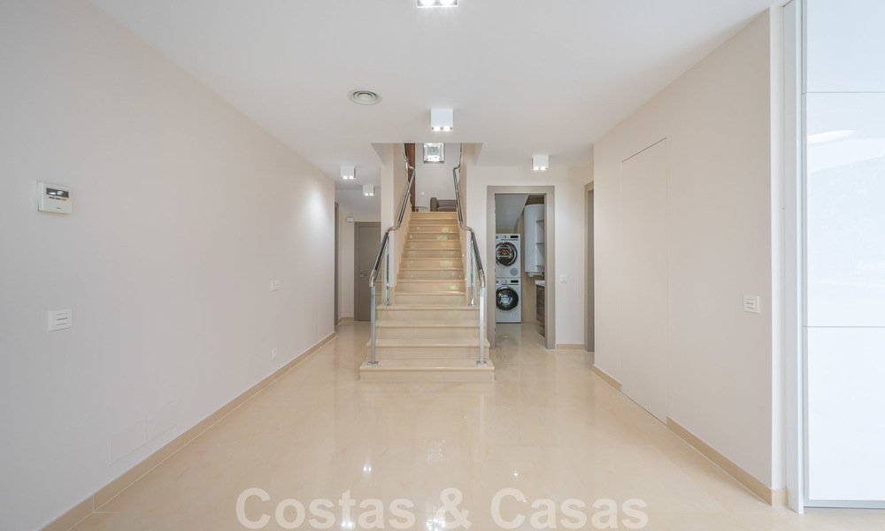 Gerenoveerd appartement te koop in het iconische eerstelijnsstrand complex Gray D’Albion in Puerto Banus, Marbella 28383