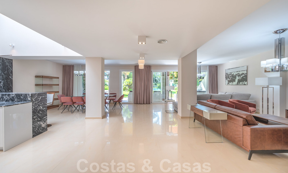 Gerenoveerd appartement te koop in het iconische eerstelijnsstrand complex Gray D’Albion in Puerto Banus, Marbella 28384